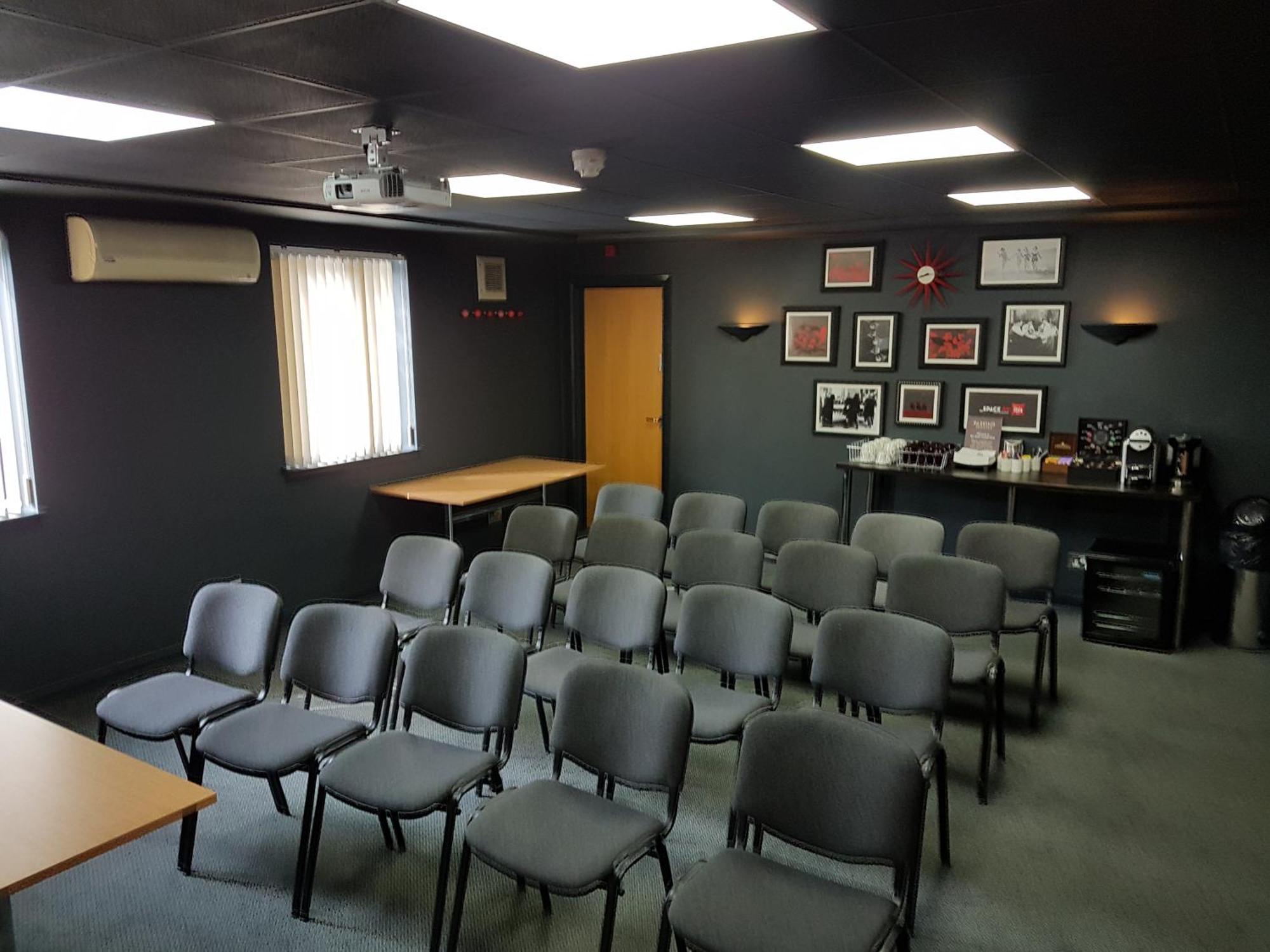 Ibis Cardiff Gate - International Business Park Otel Dış mekan fotoğraf